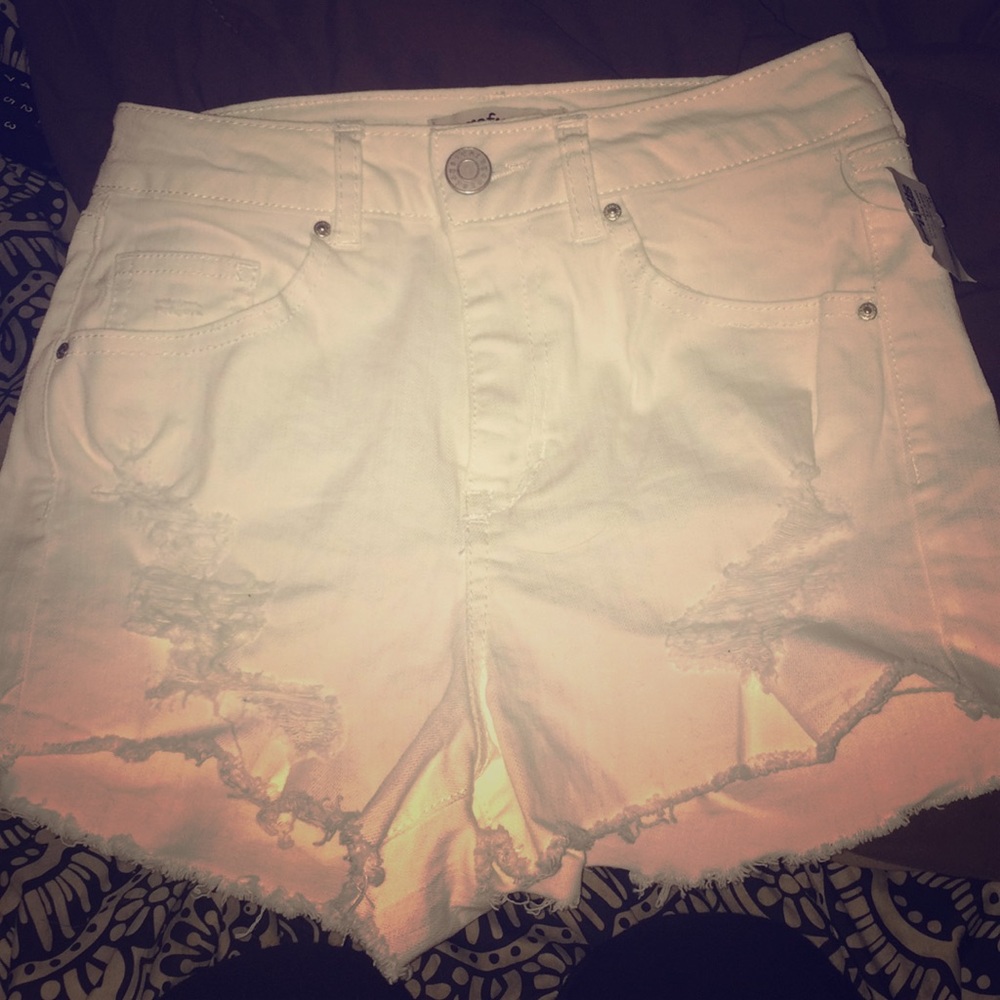 White distressed shorts, size 0